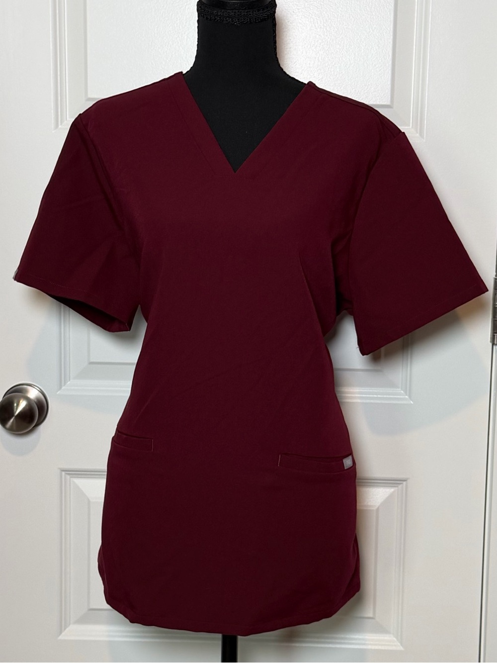 FIGS Casma Three-Pocket Scrub Top in Burgundy, size XL. ❤️🔥
